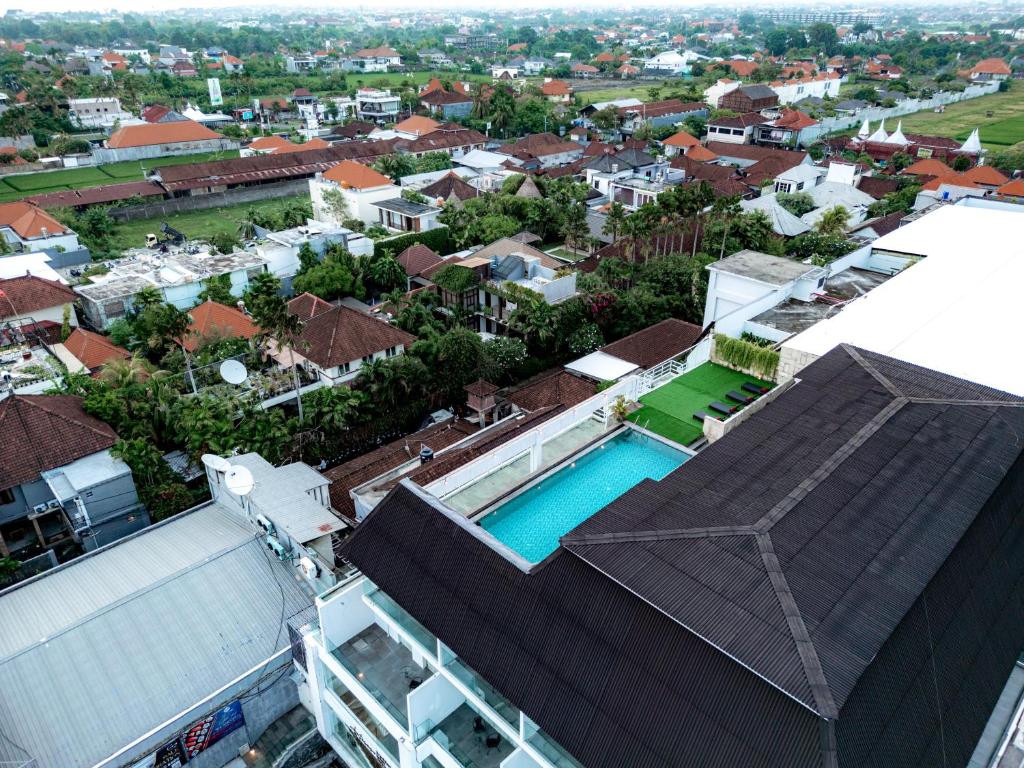Bazén v ubytování The Capital Hotel and Resort Seminyak nebo v jeho okolí
