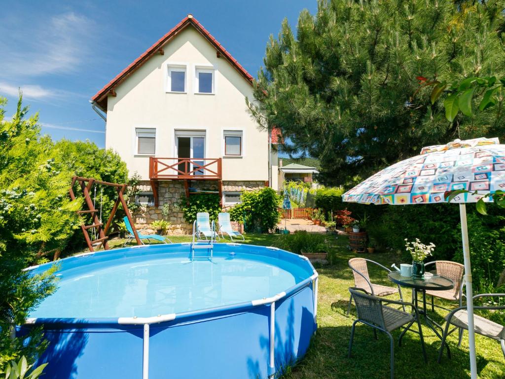 einen Hinterhof mit einem Pool und einem Haus in der Unterkunft Holiday Home Toth - BAC109 by Interhome in Badacsony