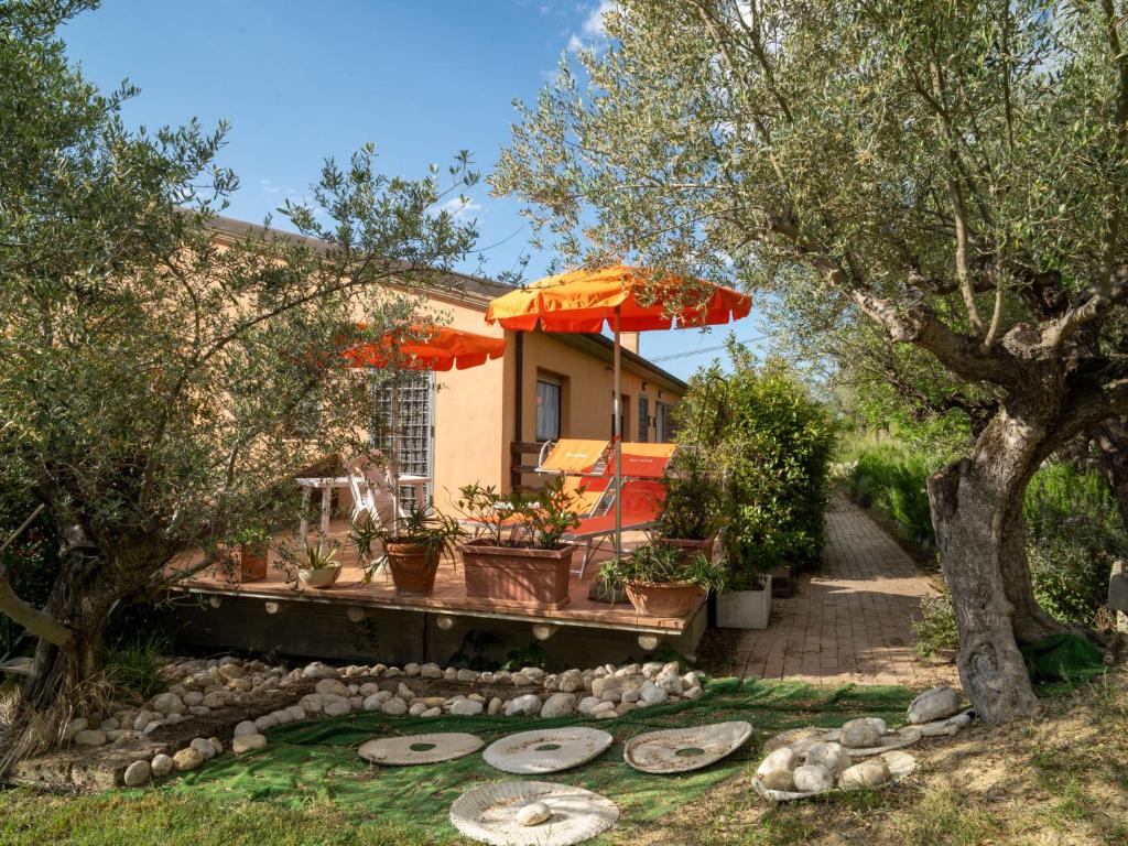 A garden outside Apartment Villa Elster-1 by Interhome