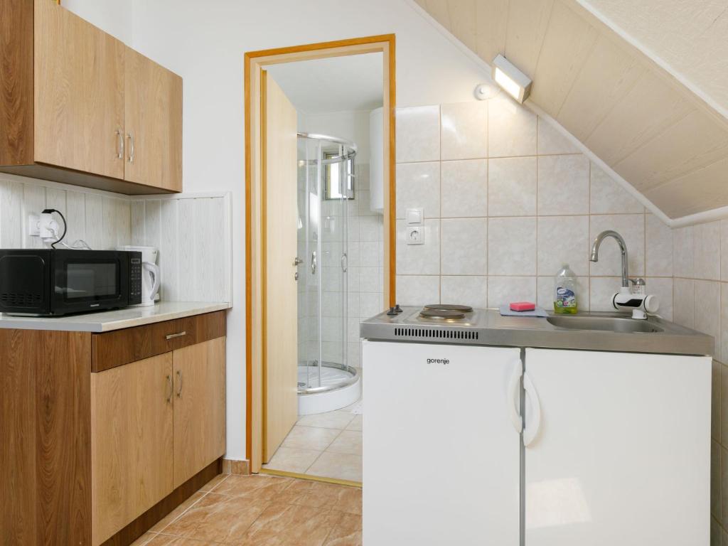 Kuchyň nebo kuchyňský kout v ubytování Apartment Kemping by Interhome