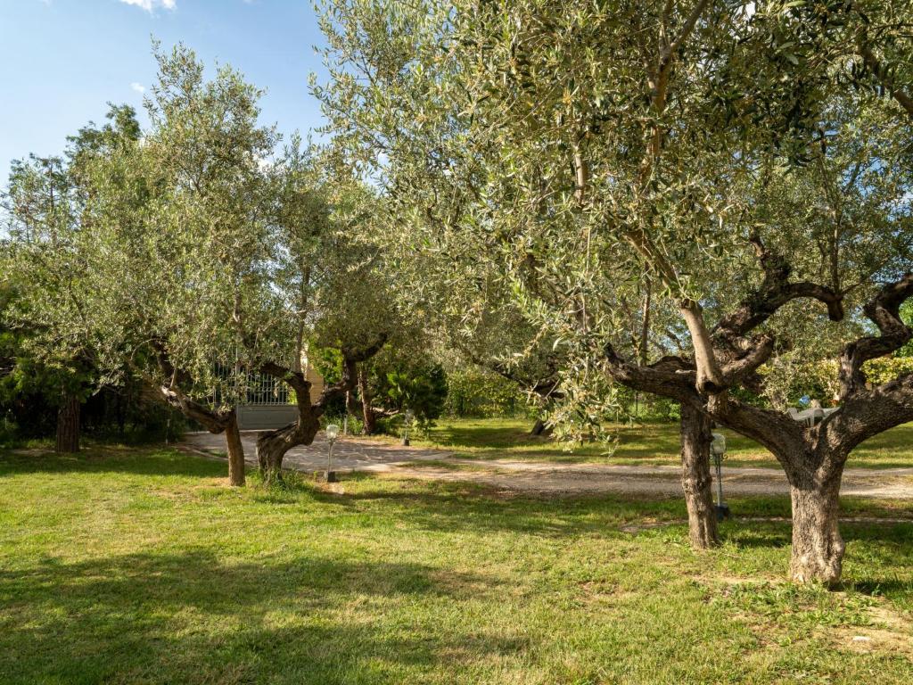 A garden outside Apartment Villa Elster-1 by Interhome