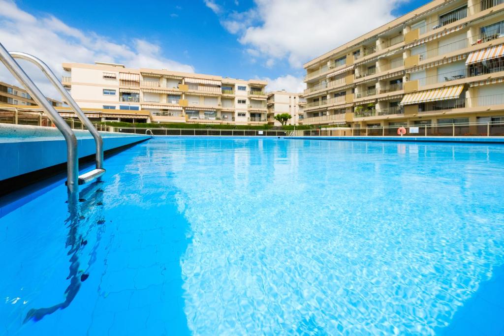 une piscine vide en face d'un bâtiment dans l'établissement Des vacances de rêve à Mandelieu, à Mandelieu-la-Napoule