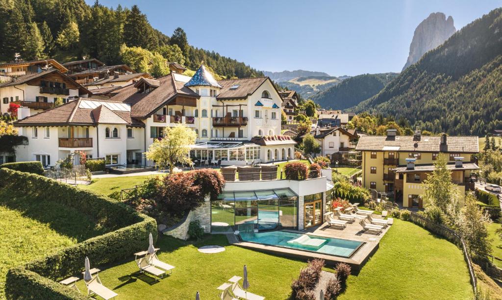 una finca en las montañas con piscina en Alpenheim Charming & Spa Hotel, en Ortisei