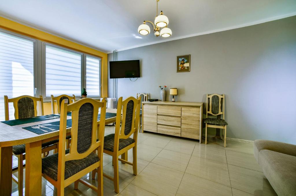 Televízia a/alebo spoločenská miestnosť v ubytovaní Apartament u Joli w Kolobrzegu Podczele - 2 sypialnie, 50m2, wifi i parking za darmo!