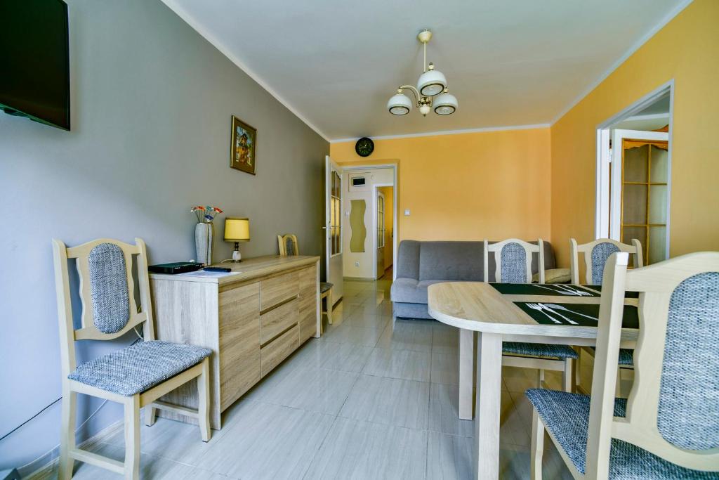 Kuchyňa alebo kuchynka v ubytovaní Apartament u Joli w Kolobrzegu Podczele - 2 sypialnie, 50m2, wifi i parking za darmo!