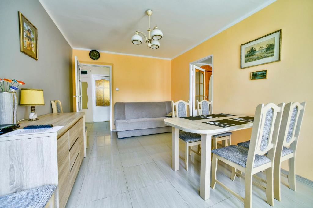 Kuchyňa alebo kuchynka v ubytovaní Apartament u Joli w Kolobrzegu Podczele - 2 sypialnie, 50m2, wifi i parking za darmo!