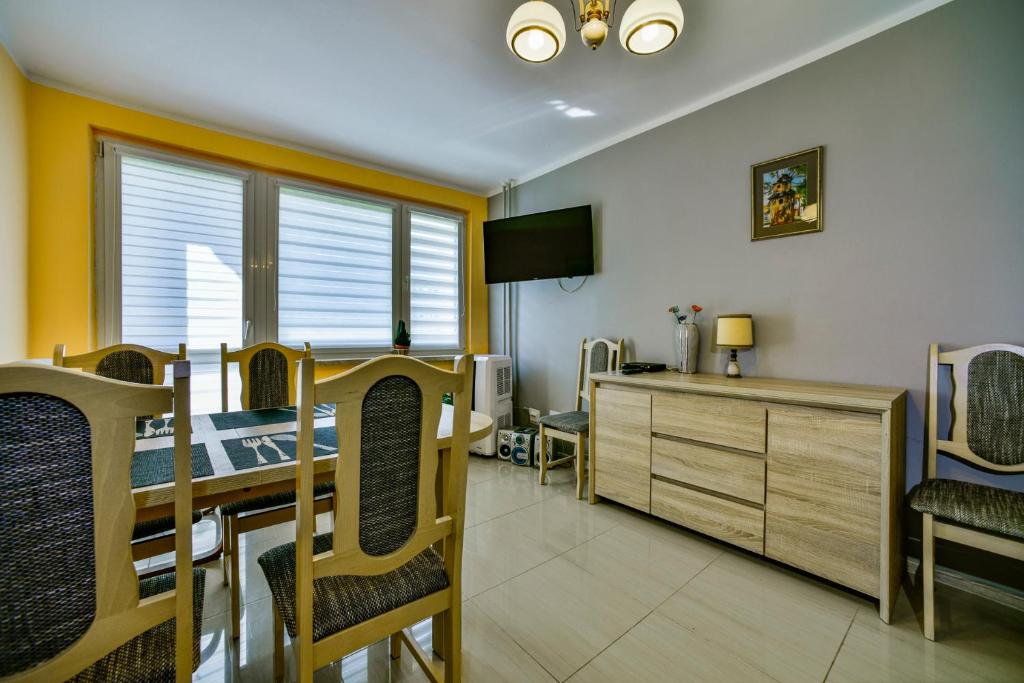 Kuchyňa alebo kuchynka v ubytovaní Apartament u Joli w Kolobrzegu Podczele - 2 sypialnie, 50m2, wifi i parking za darmo!