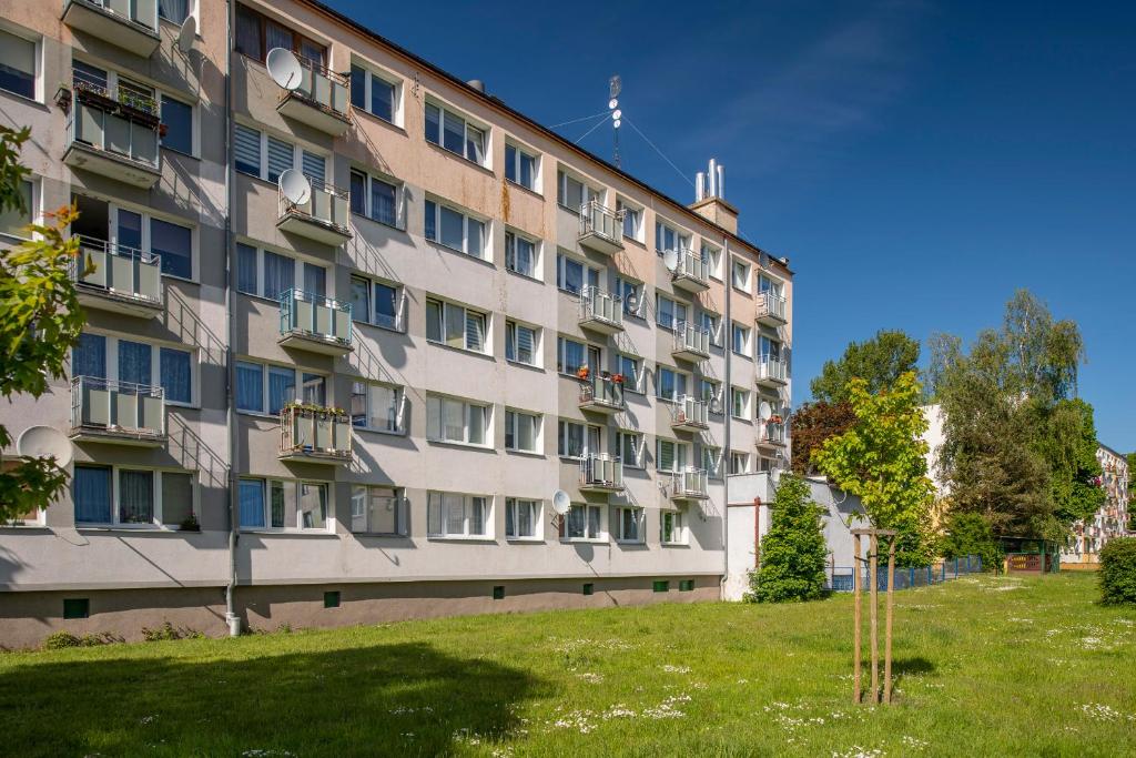 Vonkajšia záhrada v ubytovaní Apartament u Joli w Kolobrzegu Podczele - 2 sypialnie, 50m2, wifi i parking za darmo!