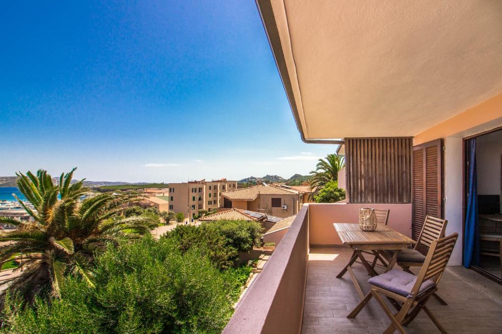 a balcony with a table and chairs and a view of the ocean at Palau Lovely Sea View Apartment with Balcony in Palau