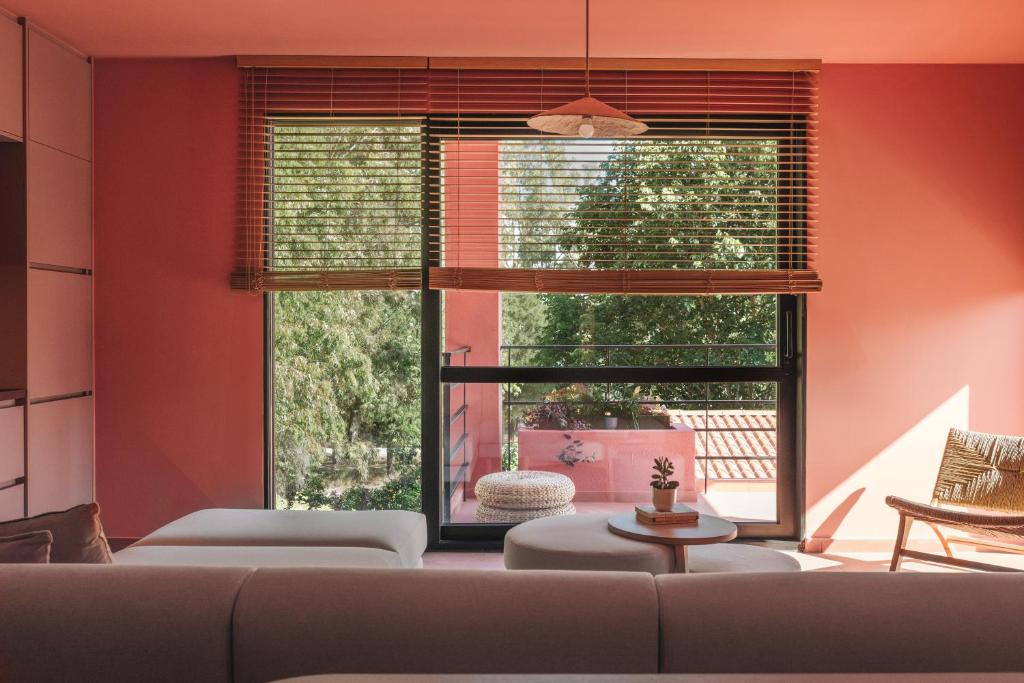 Postel nebo postele na pokoji v ubytování AKTI SEASIDE SUiTES