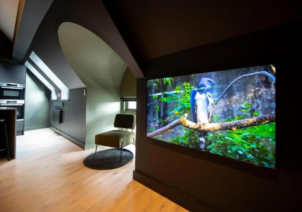 Greenhaus by The Heim Residences في مانشستر: غرفة مع تلفزيون بشاشة مسطحة على الحائط