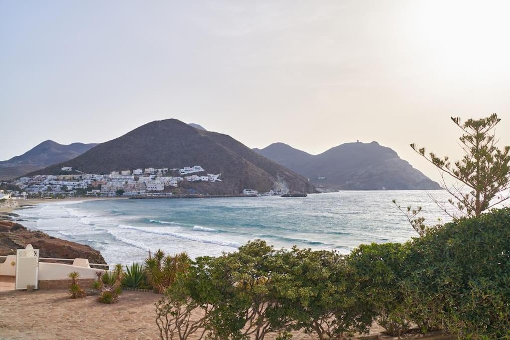 a view of a beach with mountains in the background at Arriate in San José
