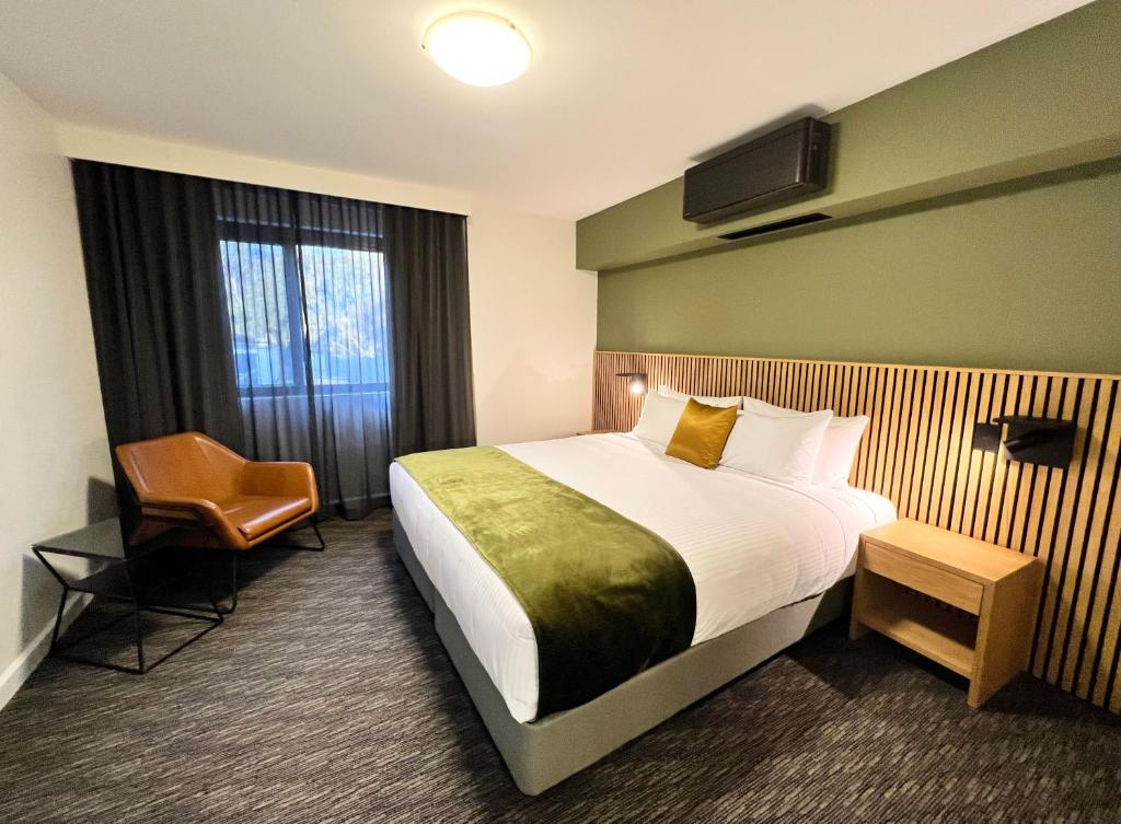 Säng eller sängar i ett rum på Mill Hotel Milperra Panania