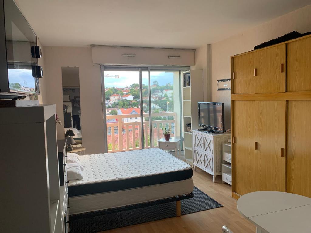 une petite pièce avec un lit et une fenêtre dans l'établissement Studio Centre Ville, à Arcachon