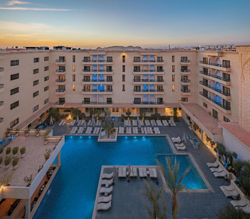  Elle offre une vue aérienne sur un hôtel doté d'une piscine. dans l'établissement Opera Plaza Hotel Marrakech, à Marrakech