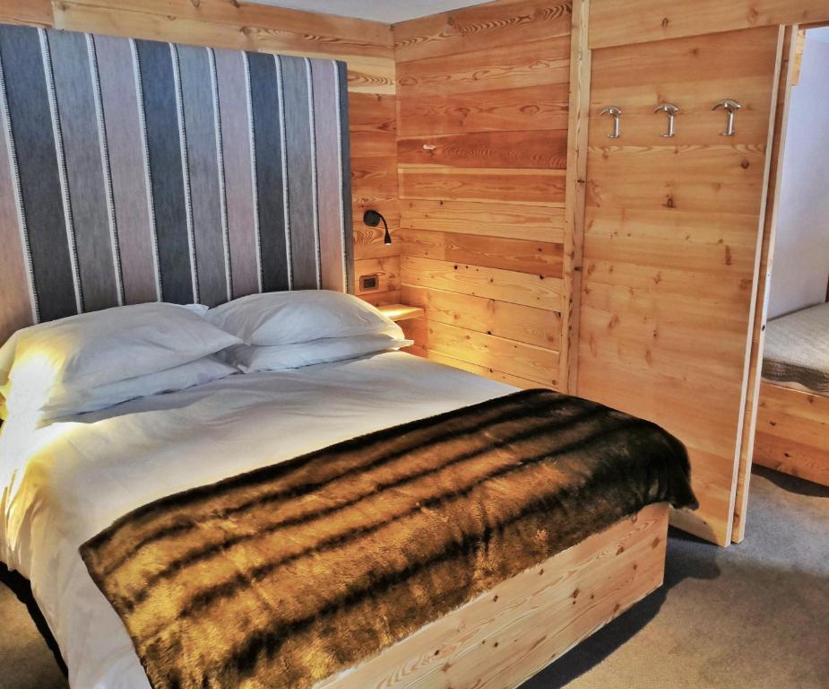 Postel nebo postele na pokoji v ubytování Orso Bianco Hotel & Chalet