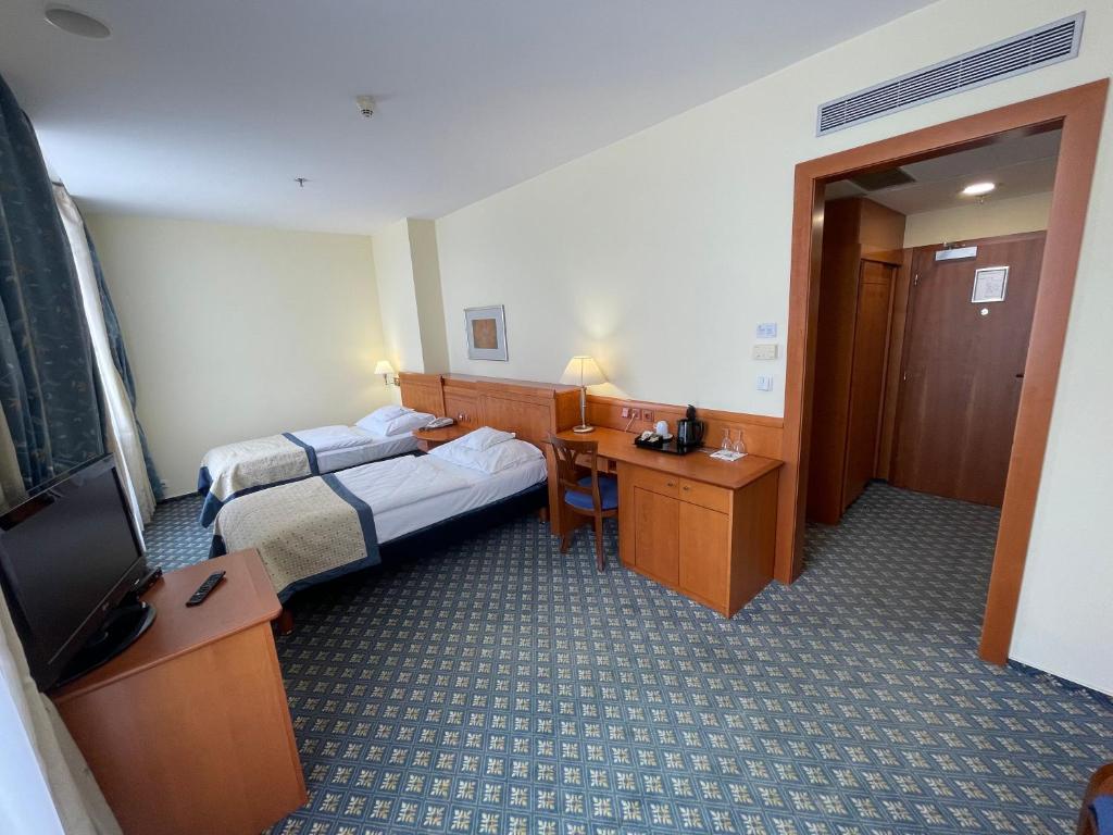 Postel nebo postele na pokoji v ubytování Ramada Prague City Centre