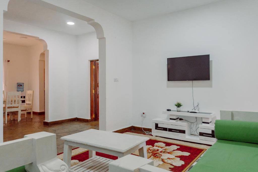 TV a/nebo společenská místnost v ubytování Avana Resort Watamu