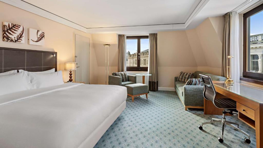 Postel nebo postele na pokoji v ubytování Hilton Dresden an der Frauenkirche