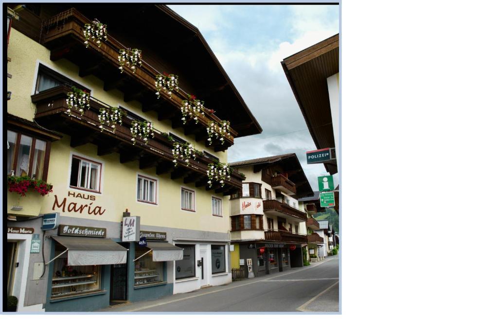 eine Straße in einer Stadt mit Gebäuden in der Unterkunft Haus Maria in Bruck an der Großglocknerstraße