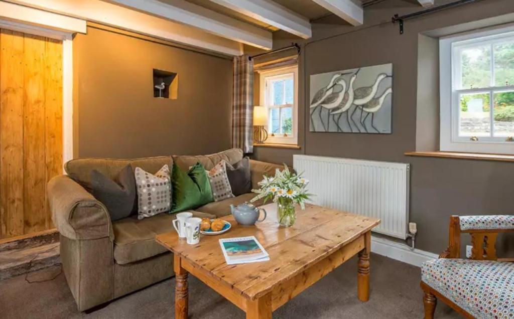 A seating area at Lovely 2-Bed Cottage in St Brides Pembrokeshire