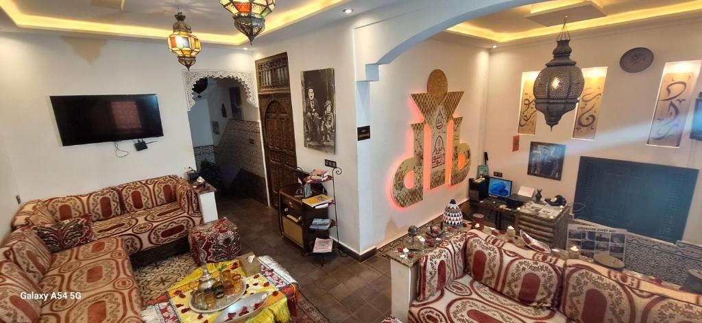 TV a/nebo společenská místnost v ubytování Hostel Dar Ben Youssef