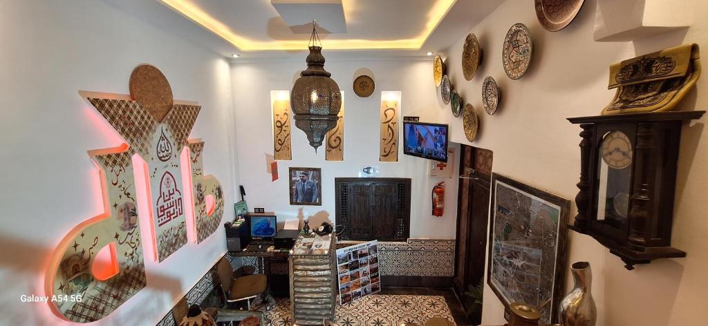 TV a/nebo společenská místnost v ubytování Hostel Dar Ben Youssef