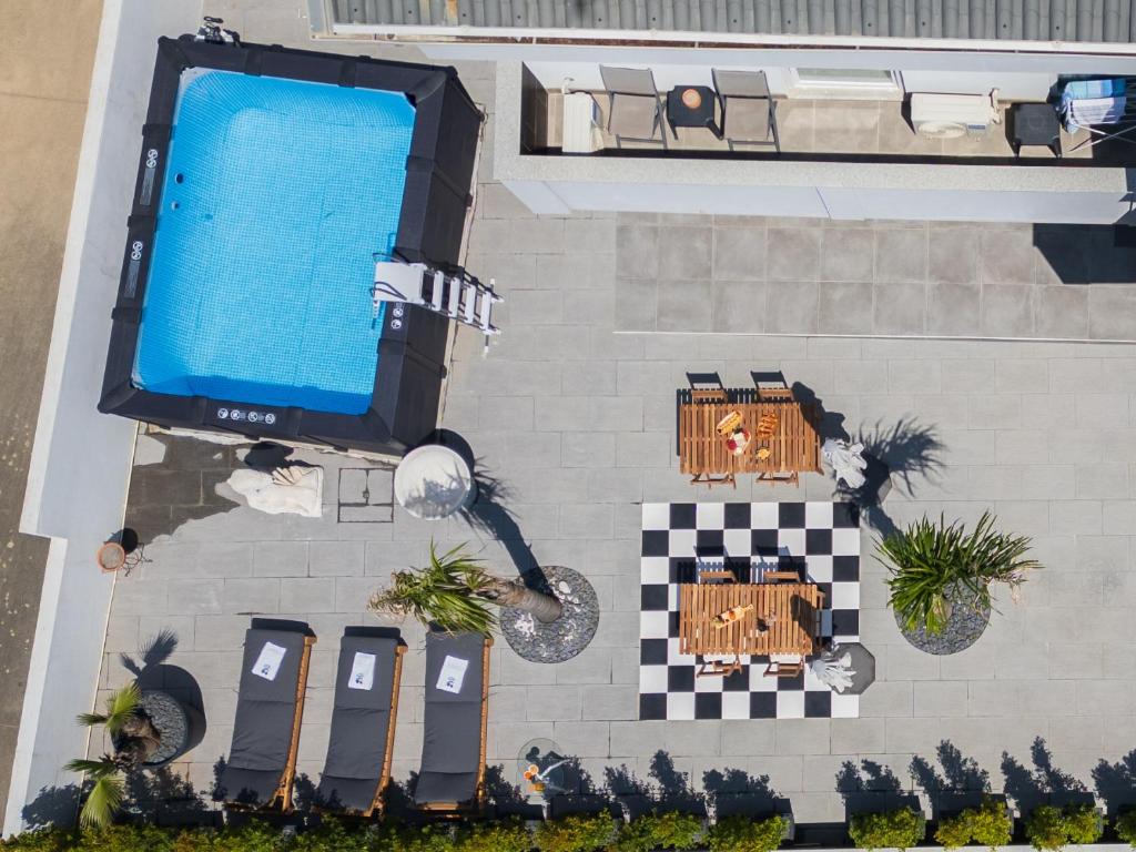an overhead view of a pool and a table and chairs at Host Wise Arvore in Vila do Conde
