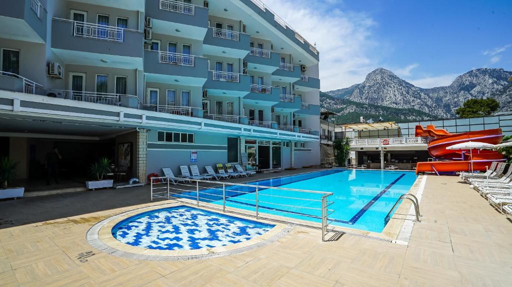 Nespecifikovaný výhled na hory nebo výhled na hory při pohledu z hotelu