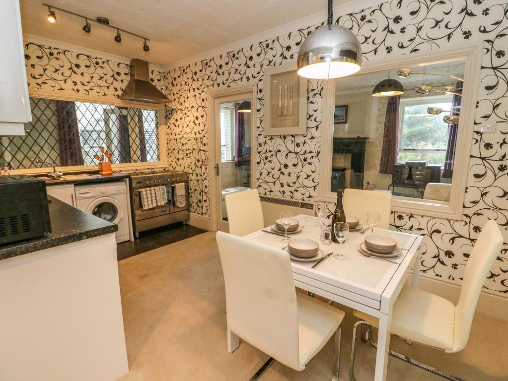 Kuchyň nebo kuchyňský kout v ubytování Burnside House