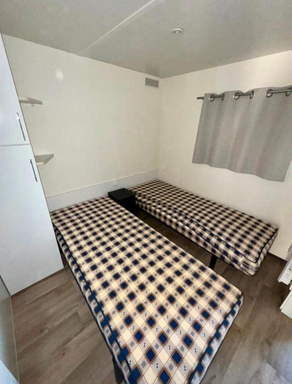 Postel nebo postele na pokoji v ubytování Mobilhome 6 personnes Hudimesnil