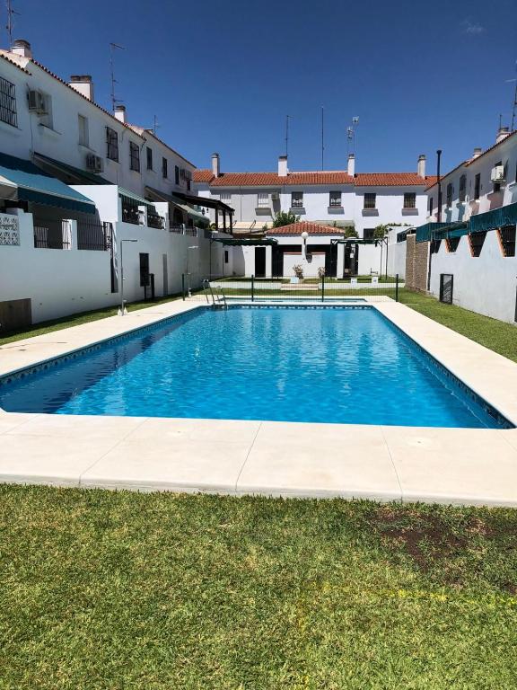 a swimming pool in the yard of a building at Casa sevilla Cavaleri in Mairena del Aljarafe