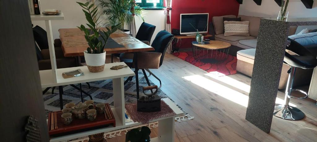 una sala de estar con un sofá y una mesa en Superb Sun & Sea Loft, en Split