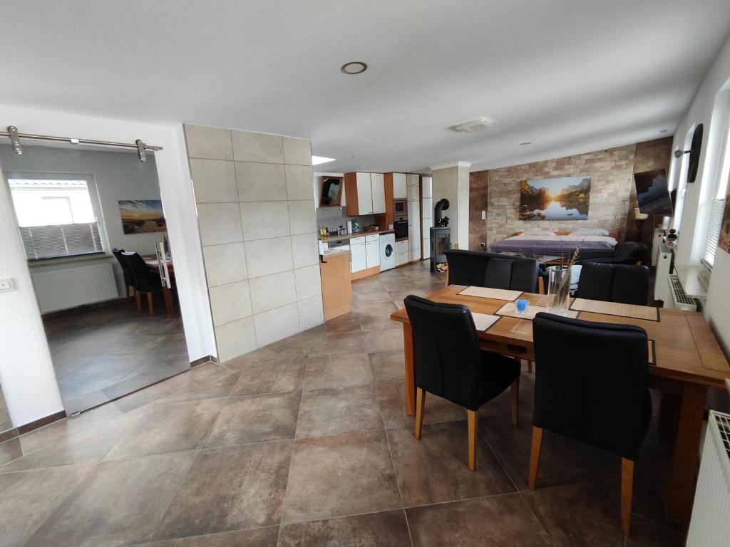 Una sala de estar y una cocina con mesa y sillas. en FeWo Banter Eck Mini Loft, en Wilhelmshaven