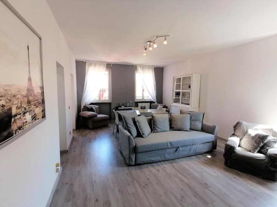 ein Wohnzimmer mit einer Couch und zwei Sesseln in der Unterkunft Dream House in Ancona