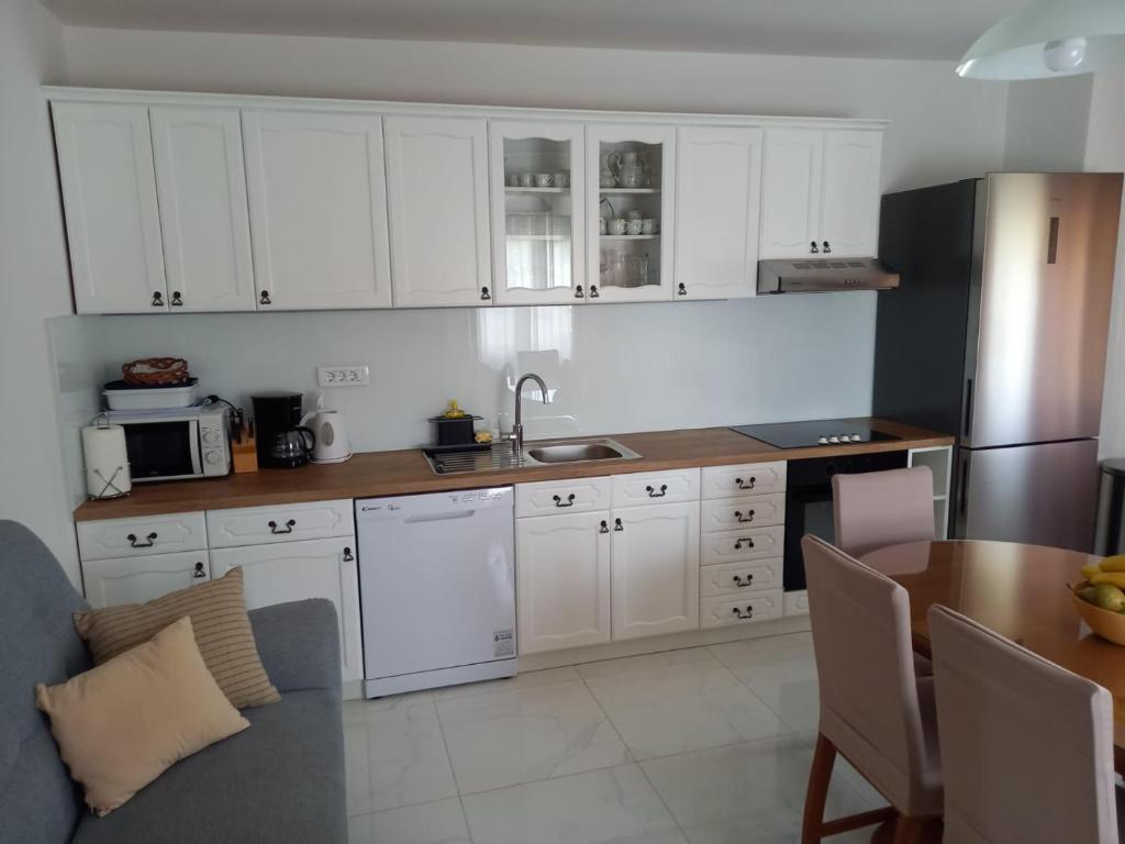 Kuchyň nebo kuchyňský kout v ubytování Holiday house Tunjarice