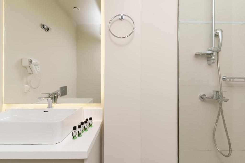 Gallery Central Piraeus Port - Resim 17