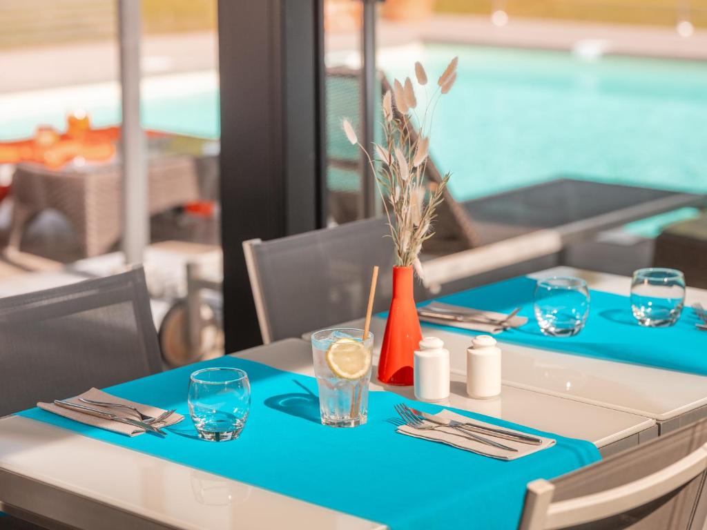 Uma área de estar em Holiday Inn Toulouse Airport by IHG