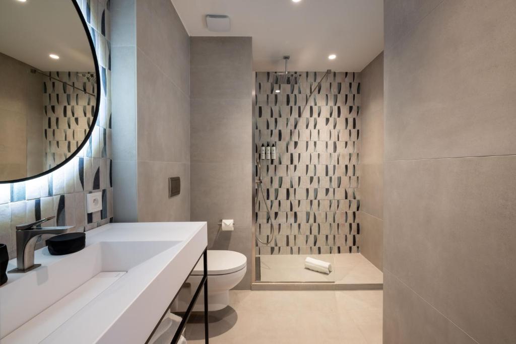 a bathroom with a toilet and a shower at Palais Ségurane Boutique Hôtel in Nice
