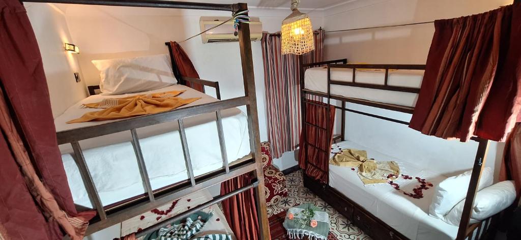 Postel nebo postele na pokoji v ubytování Hostel Dar Ben Youssef