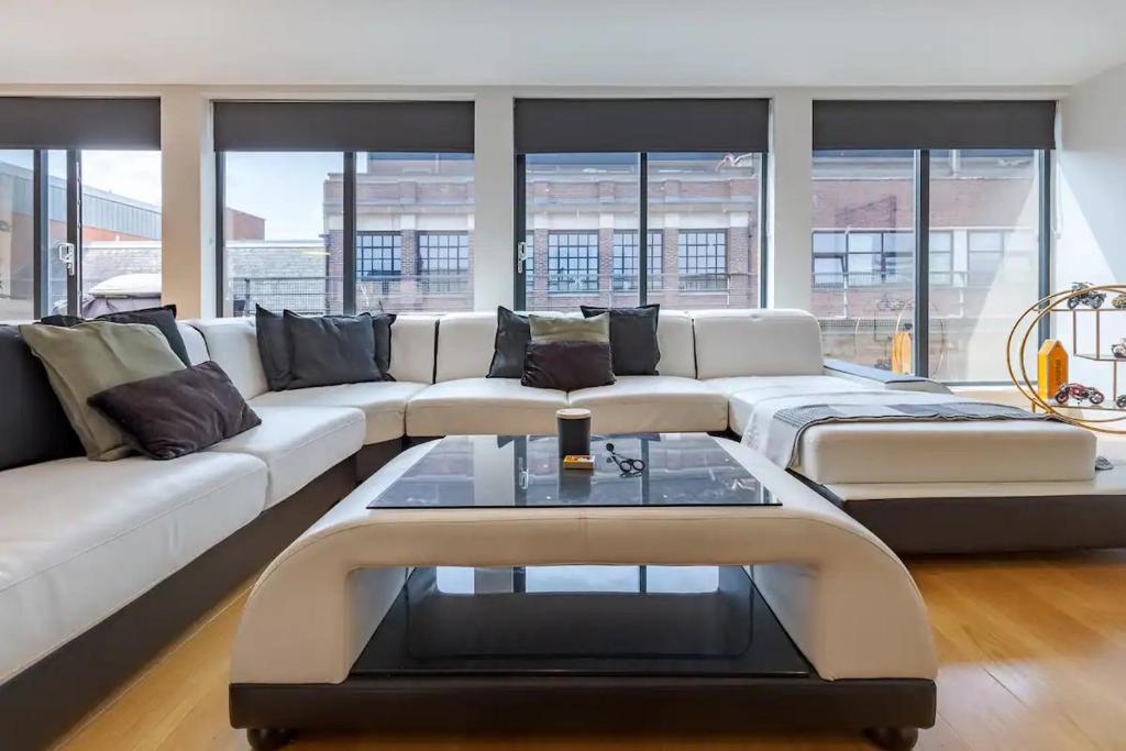 a living room with a white couch and a table at Pass the Keys Executive Penthouse 2 Bed Jewellery Quarter in Birmingham