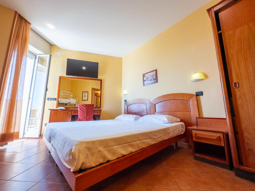 A bed or beds in a room at Hotel Audi Frontemare