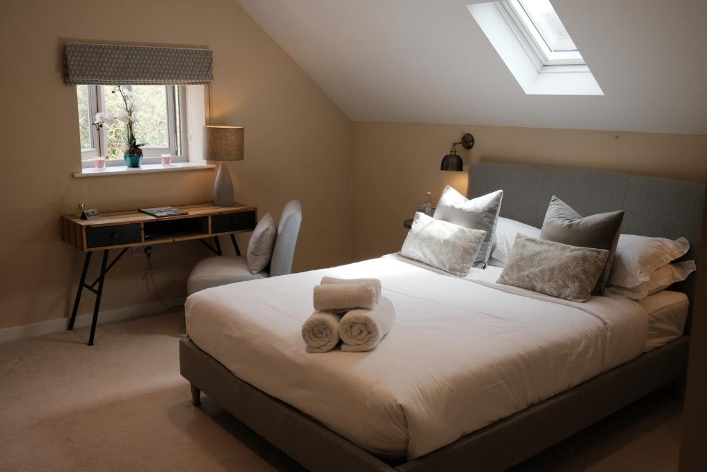 een slaapkamer met een bed met handdoeken erop bij The Kings Head in Whiteparish