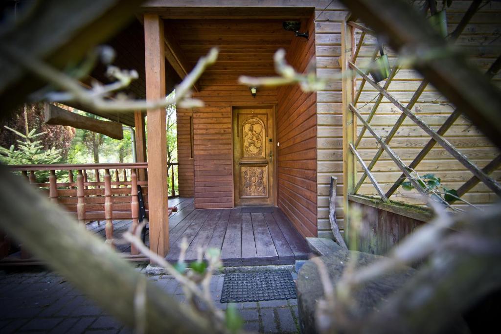 wejście do drewnianej kabiny z drzwiami w obiekcie Chata za wsią w mieście Lądek-Zdrój