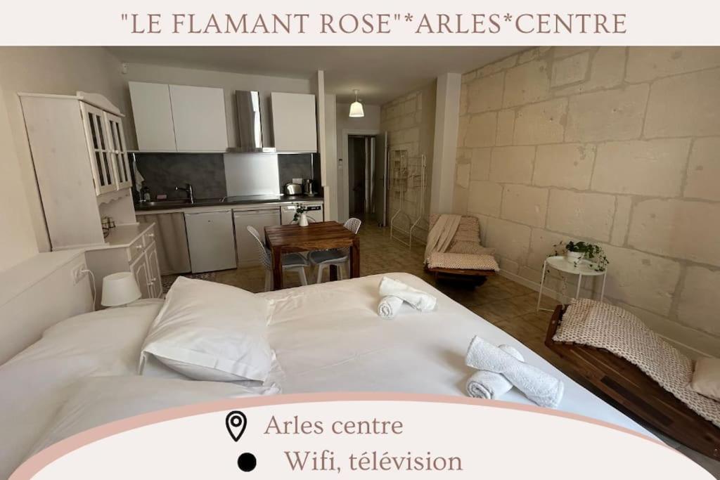 Ce lit blanc se trouve dans un dortoir doté d'une cuisine. dans l'établissement Le flamant rose Arles centre, à Arles