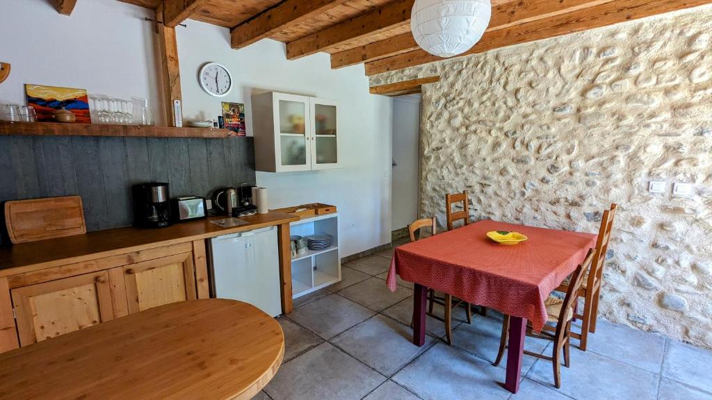 Kuchyň nebo kuchyňský kout v ubytování Rez-de-jardin indépendant dans ferme maraichère bio avec grand jardin privatif clos et arboré