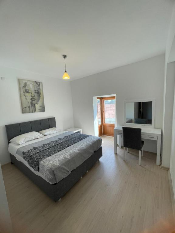 Ένα ή περισσότερα κρεβάτια σε δωμάτιο στο Çeşme Suites