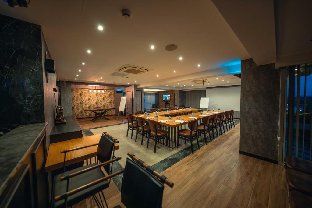 A seating area at Alfa Suites & SPA