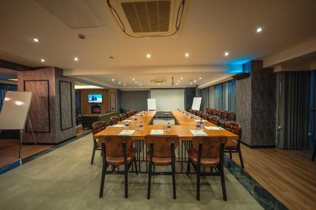 A television and/or entertainment centre at Alfa Suites & SPA