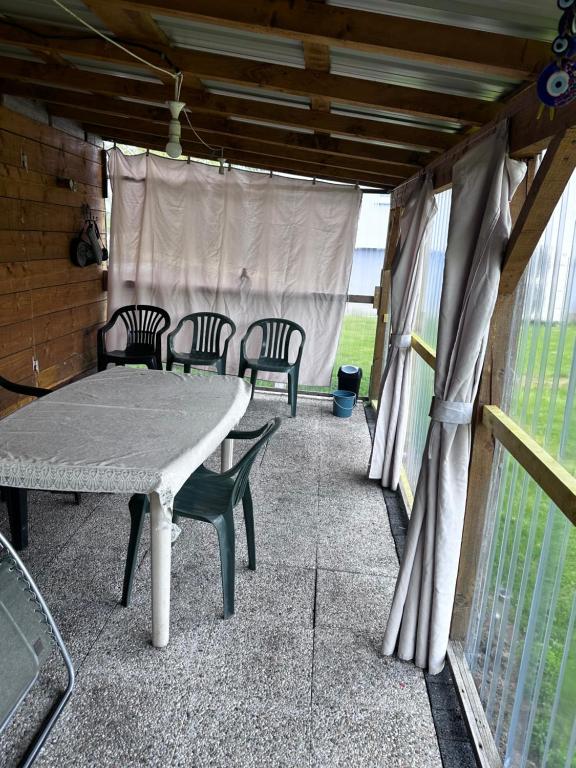Balkón nebo terasa v ubytování CAN appart spacieux avec grand jardin et terrasse 1 à 8 pers